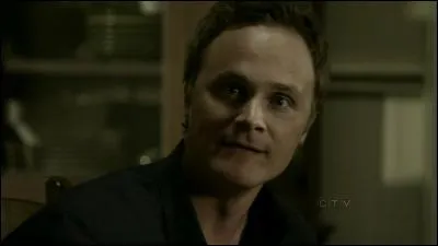 Qui coupe les doigts de John dans la saison 1 ?