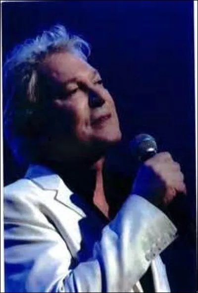 Quel chanteur interprète "Le Géant de papier" en 1985 ?