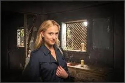 Combien de semaines avant son mariage son mari l'a-t-il trompée ?