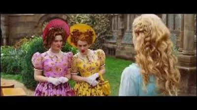 Que demandent les deux belles-surs de Cendrillon à son père comme cadeaux ?