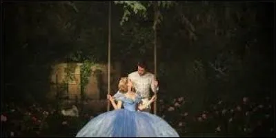 Que fait découvrir le prince à Cendrillon ?