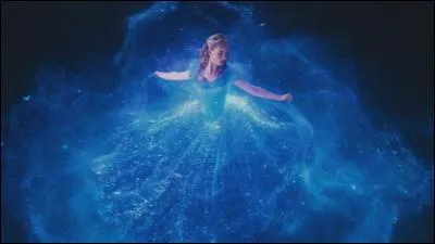 Devant quoi Cendrillon se fait-elle transformer ?
