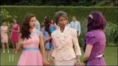 Qui est la dame entre les deux filles ?