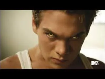 Qui Scott mord-il dans la saison 4 ?