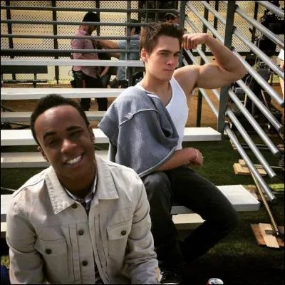 Qui sont les deux "best" qui arrivent au début de la saison 4 ?