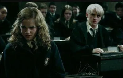 Pourquoi Drago insulte-t-il Hermione ?