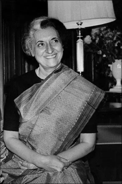 Elles furent amies et toutes deux les premières femmes au pouvoir dans leur pays respectif, mais celle-ci n'eut pas la chance de se sortir vivante de la politique. Qui étaient-elles ?