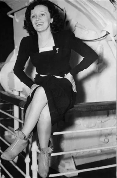 Franchement, entre elle et lui, c'était le jour et la nuit ! Elle, la reine des faubourgs et lui, le raffinement personnifié. Qui étaient-ils ?