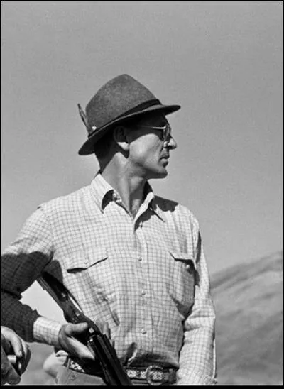 Son tact, sa retenue et son élégance étaient aux antipodes du caractère de son ami(e) emporté(e), jouisseur(sseuse) et excessif(ve). Qui furent-ils ?