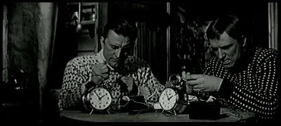 Dans le film "Les Héros de Télémark", par quel moyen le microfilm parvient-il à Richard Harris qui le donne à Kirk Douglas ?