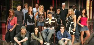 Comment s'appelle cette série où l'on suit les aventures de plusieurs adolescents dans leur école ?