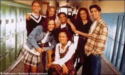 Comment s'appelle cette série où l'on suit les aventures d'un groupe d'étudiants qui font partie du journal de leur école ?