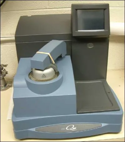 Le calorimètre à balayage différentiel contient deux petits...