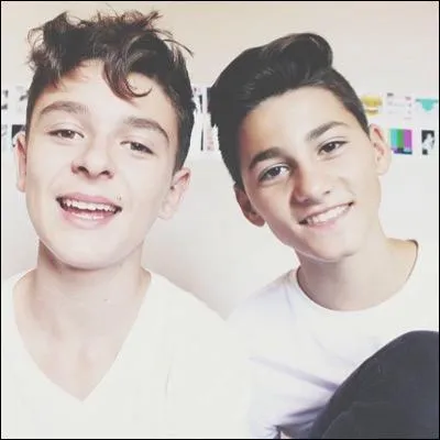 Avec qui est-il sur cette photo ?