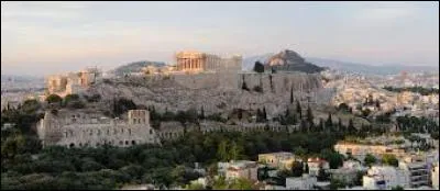 Nous n'avons qu'une heure de décalage avec la ville qui illustre cette question. Cette ville est située en Grèce et a une superficie de 39 km². Quelle est donc cette ville ?