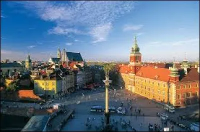 La ville cherchée est située en Pologne et en fut la capitale dès 1596. On la connaît d'une façon assez triste pour son usage par les nazis durant la Seconde Guerre mondiale. Quelle est cette ville ?
