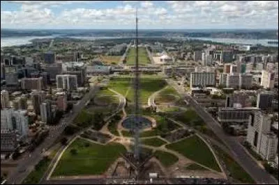 Il s'agit d'une ville située au Brésil, ayant une superficie de plus de 5000 km. Cette ville est membre de l'Organisation des villes du patrimoine mondial. Quelle est cette ville dont Juscelino Kubitschek est originaire ?