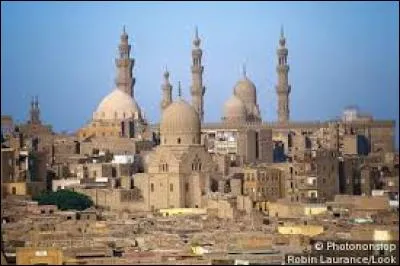 Je souhaite vous faire découvrir une ville capitale de son pays, situé en Afrique. Souvent, ce pays est associé aux pharaons. De quelle ville suis-je en train de vous parler ?