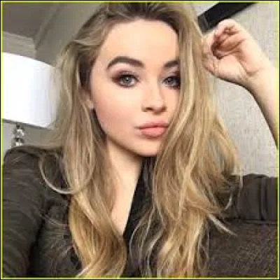 Dans quelle série joue-t-elle (depuis 2014) ?