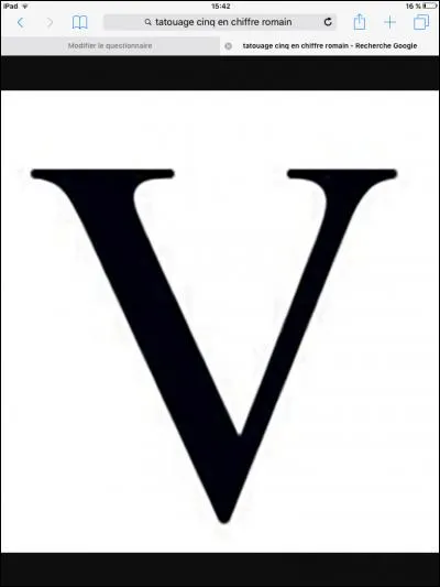 Pourquoi a-t-il un tatouage en forme de cinq en chiffres romains ?