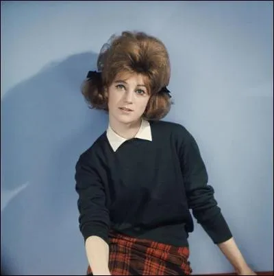 Dans quelle chanson de Sheila peut-on entendre les paroles "Donne-moi ta main et prends la mienne..." ?