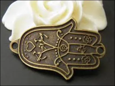 Quel est l'autre nom de la main de Fatma, symbole utilisé comme amulette par les habitants d'Afrique du Nord ?