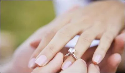 Mesdames, si votre compagnon vous demande votre main, que veut-il faire avec vous ?