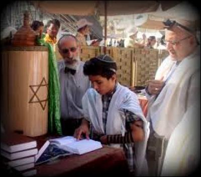 À quel âge un garçon juif fête-t-il sa Bar Mitzvah ?