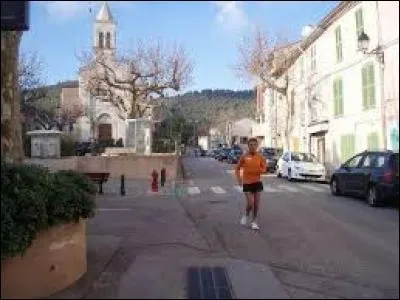 Nous flânons dans les rues de Rocbaron. Ville Varoise, elle se trouve en région ...