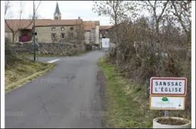 Nous entrons à Sanssac-l'Église. Village de l'arrondissement du Puy-en-Velay, il se trouve dans le département ...