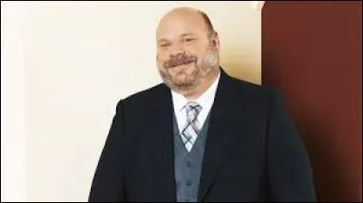 Comment s'appelle le monsieur sur la photo ?