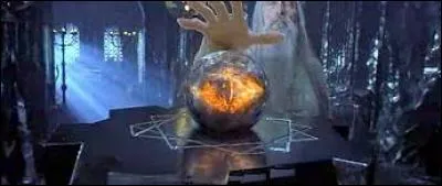 Comment s'appelle l'objet dans lequel Saroumane voit tout ce qui se passe ?