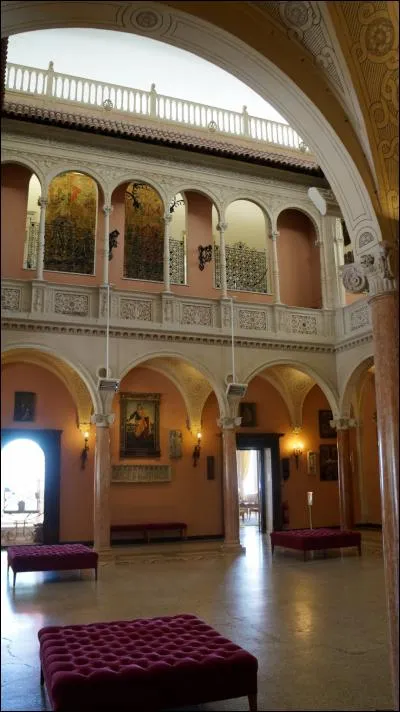 A quel style s'apparente l'extérieur de la villa ?