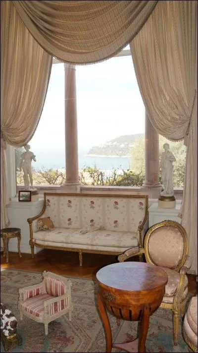 L'intérieur en revanche est dans un style bien différent. Lequel ?