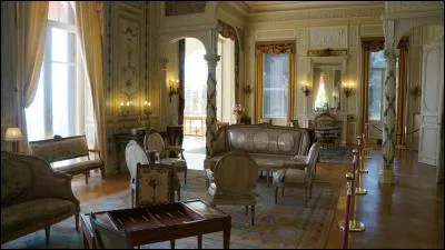 La baronne était une grande collectionneuse. On trouve ainsi dans la villa un objet qui a appartenu à une reine très célèbre. Laquelle ?