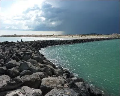 Se baigner, c'est encore mieux en musique, à la plage et au Cap d'Agde ! Pour quelle raison ?
