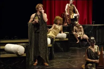 Sa grande ambition était de ressembler à Hercule. Il porta le costume de gladiateur et descendit dans l'arène 735 fois. D'esprit faible, il mena une existence fastueuse et sensuelle, remplie de fêtes et de jeux, pimentée de débauches inédites et de luxure grossières. Qui est-il ?