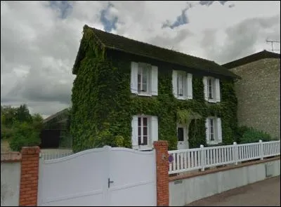 Dans quelle ville du Loiret pouvez-vous découvrir la maison Feuillette, maison en paille, tout en dégustant les pralines roses ?