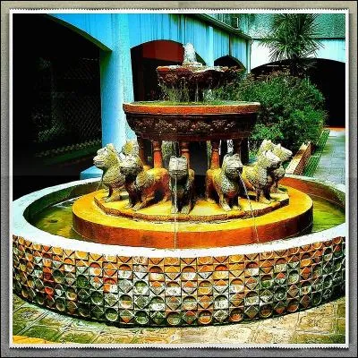 Théophile Gautier y est né en 1811. Quelle commune des Hautes-Pyrénées, aussi ville natale du maréchal Foch, compte de nombreuses fontaines ?