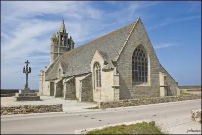 Quelle ville du Finistère organise chaque année à la Pentecôte, le "Festival du goéland masqué", un festival du roman policier ?