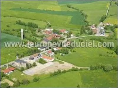 Nous terminons dans les airs. Nous passons au-dessus de Villers-Stoncourt. Village lorrain de l'arrondissement de Metz, il se situe dans le département ...