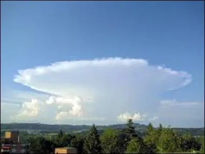 Le cumulonimbus peut culminer à des altitudes allant ...