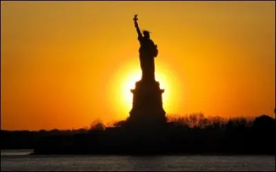Cette statue est située sur l'île de Liberty Island au sud de Manhattan.
