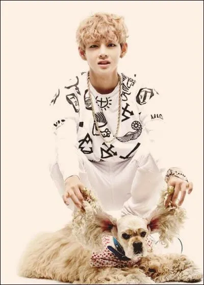 De qui est-il proche ?