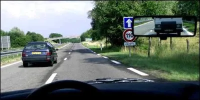 Dépassement de véhicule par la droite.