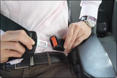 Conduite sans port de la ceinture de sécurité d'un véhicule à moteur réceptionné avec cet équipement.