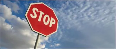 Inobservation par un conducteur de véhicule de l'arrêt absolu imposé par le panneau "stop" à une intersection de routes.