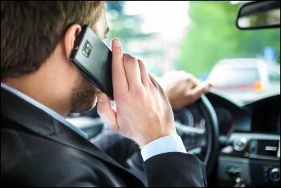 Usage d'un téléphone tenu en main par le conducteur d'un véhicule en circulation.