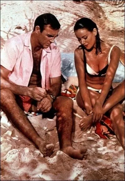 Quel est ce film de Terence Young dans lequel James Bond est mandaté par le gouvernement britannique pour retrouver deux bombes atomiques ?