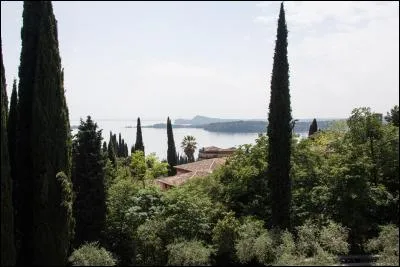 Si six scies scient six cyprès, combien de cyprès scient six cent six scies ?